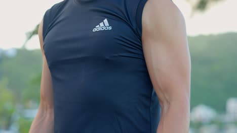 Close-up-of-a-sporty-man-workout-for-Biceps-muscles