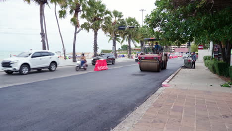 Colocación-De-Asfalto-Renovado-Mediante-Pavimentadora-Y-Compactación-De-Nuevo-Pavimento-Asfáltico-Con-Apisonadoras-En-La-Carretera-De-La-Playa-En-La-Ciudad-De-Pattaya,-Tailandia