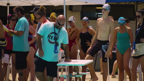 Los-Participantes-En-El-Campeonato-De-Natación-Se-Están-Preparando-Para-La-Carrera.