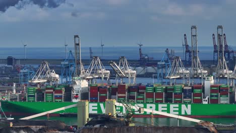 Das-Containerschiff-The-Evergreen-Machte-An-Der-Maasvlakte-In-Den-Niederlanden-Fest