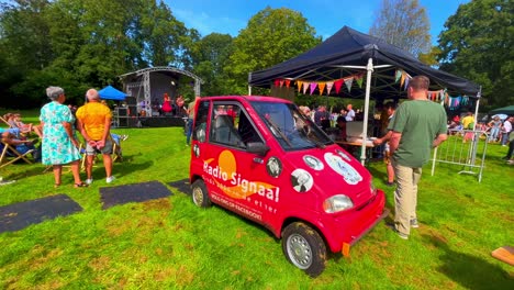 Canta-Roja-Coche-Estacionado-En-El-Festival-De-Verano-Noorderpark-En-Amsterdam-Noord