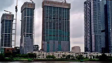 In-Der-Geschäftigen-Ho-Chi-Minh-Stadt-Gibt-Es-Zahlreiche-Hoch-Aufragende-Wahrzeichen,-Und-Eine-Spektakuläre-Skyline-Und-Andere-Infrastruktur-Bestätigen-Den-Wachsenden-Wohlstand-Des-Umweltfreundlichen-Modernen-Vietnam