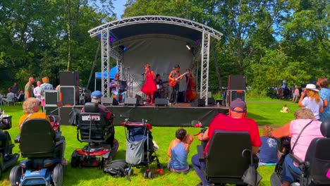 Behinderte-Im-Rollstuhl-Hören-Zu-Und-Genießen-Das-Swingkonzert-Im-Park