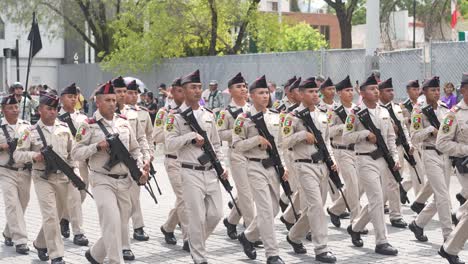 Streitkräfte-Der-Nationalarmee-Marschieren-Im-Rahmen-Der-Gedenkparade-Zur-Unabhängigkeit-Mexikos-Durch-Monterrey-Nuevo-León