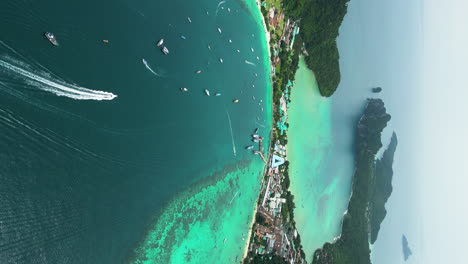 Vertikales-Video-Einer-Lagune-Voller-Boote-Und-Yachten-Auf-Den-Phi-Phi-Inseln,-Thailand