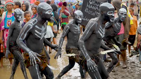 Aterradora-Exhibición-Cultural-De-Papúa-Nueva-Guinea,-Grupo-Tribal-De-Pintura-Corporal-Negra.