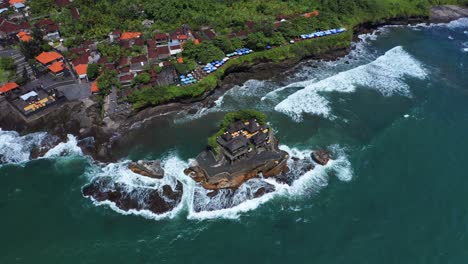 Vista-Panorámica-Sobre-El-Templo-De-Tanah-Lot-En-El-Océano-En-Bali,-Indonesia---Disparo-De-Drones