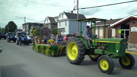 John-Deere-Traktor-Zieht-Einen-Festwagen-Bei-Der-Neuen-Herbstmesse-Parade-In-Liskeard