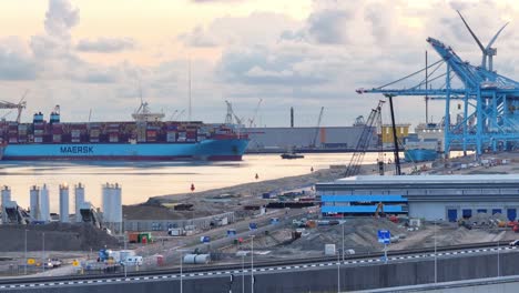 Gran-Buque-Portacontenedores-El-Munkebo-Maersk-En-La-Terminal-Rwg