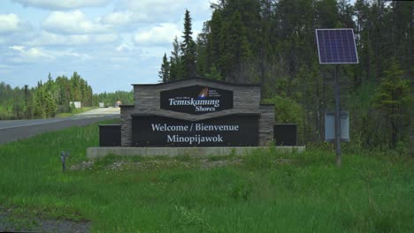 Das-Schild-„Willkommen-Bei-Temiskaming-Shores“-Befindet-Sich-Am-Highway-11-Südlich-Von-Temiskaming-Shores