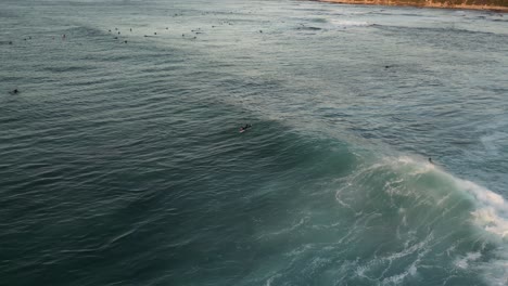 Zeitlupe-Einer-Surferin,-Die-In-Der-Abenddämmerung-Auf-Einer-Welle-Reitet,-Gracetown-Gebiet-Im-Westen-Australiens