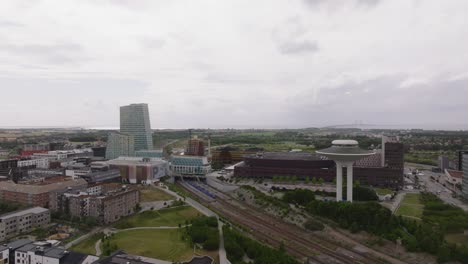 Vista-Aérea-De-La-Torre-De-Agua-Hyllie,-El-Malmo-Arena-Y-La-Estación-Malmo-Hyliie-En-Un-Día-Nublado-En-Suecia