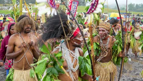 Papúa-Nueva-Guinea-Bailarines-Culturales-Tradicionales-Visten-Plumas-Y-Pintura-Corporal