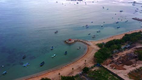 Gazebo-Beach-Resort-Hotel-With-Jukung-Fishing-Boats-In-Sanur,-Bali-Indonesia