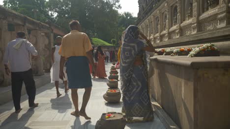 Hindu-Anhänger-Beten-Im-Heiligen-Mahabodhi-Tempelkomplex