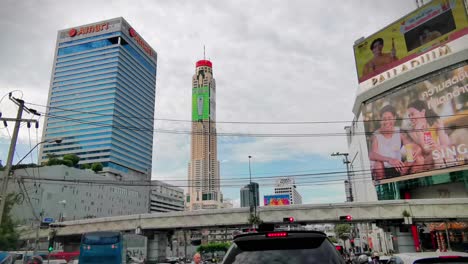 Baiyoke-Sky-Hotel-Y-Otros-Edificios-Circundantes-Mientras-Hay-Tráfico-En-El-Centro-De-Bangkok,-Tailandia