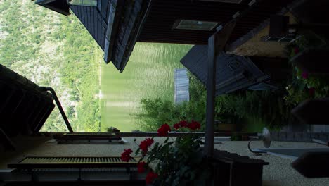 Visión-Vertical-De-Hallstatt,-Austria,-Casas-Típicas-Y-Naturaleza,-Estática,-Día