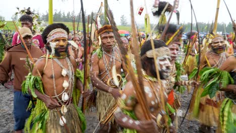 Sonrientes-Bailarines-Tradicionales-De-Papua-Nueva-Guinea-Con-Trajes-Tribales