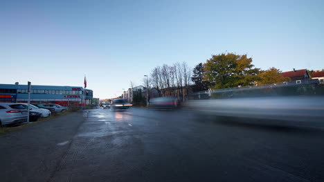 Der-Passagier-Wartet-Am-Bahnhof-An-Der-Stark-Befahrenen-Straße-Auf-Einen-Bus