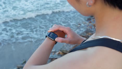 Primer-Plano-De-La-Muñeca-De-Una-Chica-Deportiva-Con-Reloj-De-Frecuencia-Cardíaca