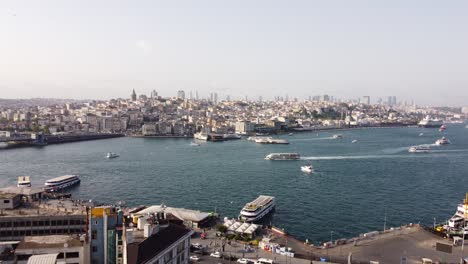 Luftaufnahmen:-Dynamisches-Istanbul-Mit-Bosporus-Brücke-Und-Fährszene