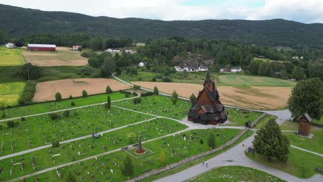 Heddal-Stabkirche-Und-Grabsteine-In-Vestfold-Und-Telemark,-Norwegen,-Skandinavien---Luftkreisen