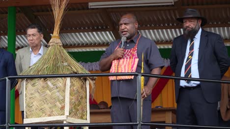 El-Primer-Ministro-De-Papúa-Nueva-Guinea,-James-Marape,-Pronuncia-Un-Discurso-Desde-El-Escenario-Con-Otros-Políticos.