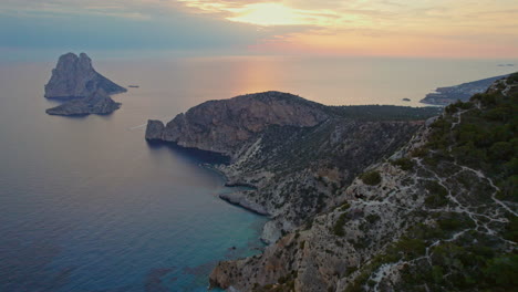 Atemberaubender-Blick-Auf-Den-Sonnenuntergang-Der-Insel-Es-Vedra-Vom-Mirador-Des-Vedra-In-Ibiza,-Spanien
