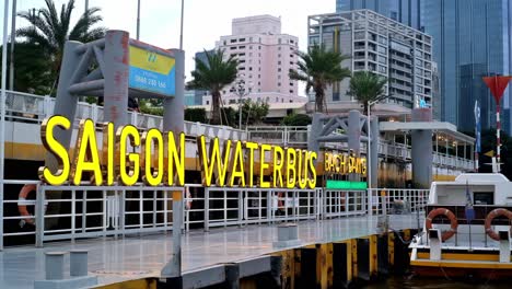 Am-Frühen-Abend-An-Der-Heimatstation-Der-Effizienten-Flotte-Von-„Wasserbussen“,-Die-Den-Saigon-Fluss-In-Ho-Chi-Minh-Stadt,-Vietnam,-Befahren