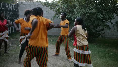 Lebendige-Energie.-Sambia-Theatergruppe-In-Lebhafter-Bewegung