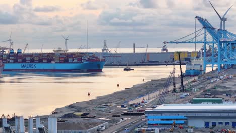 Munkebo-Maersk,-El-Primer-Buque-Del-Mundo-Que-Utiliza-Metanol-Verde-En-Rwg,-Países-Bajos