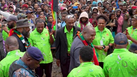 El-Primer-Ministro-De-Papúa-Nueva-Guinea-Camina-Entre-La-Multitud-Saludando-Y-Estrechando-La-Mano.