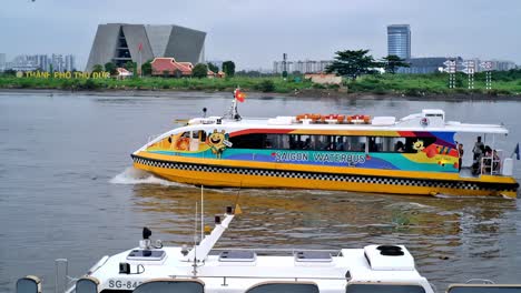 Un-Autobús-Acuático-Sale-Desde-Su-Estación-Base-En-El-Río-Saigón-En-La-Ciudad-De-Ho-Chi-Minh,-Vietnam