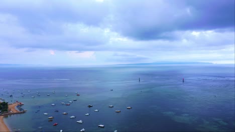 Vista-Panorámica-Sobre-La-Tranquila-Playa-De-Sanur-Con-Barcos-En-El-Agua-En-Bali,-Indonesia---Disparo-De-Drones