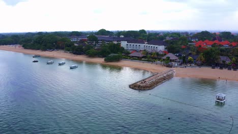 Malecón-Sobre-Ciudad-Costera-Y-Resort-En-La-Playa-De-Sanur,-Isla-De-Bali,-Indonesia