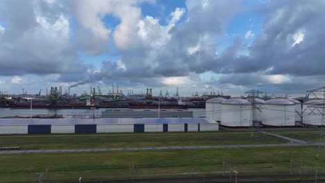 Dramatischer-Himmel-über-Maasvlakte,-Der-Künstlichen-Erweiterung-Des-Europoort-Hafens