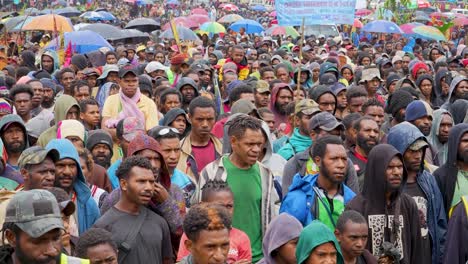 Schwenkaufnahme-Einer-Riesigen-Menschenmenge-Papua-neuguineischer-Gesichter-Im-Regen