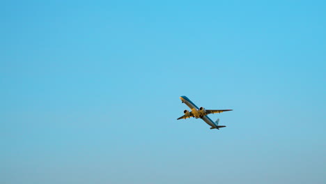 Majestätisches-Flugzeug-Beginnt-Seine-Reise-In-Der-Weiten-Weite-Des-Blauen-Himmels