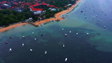 Pabellón-De-La-Playa-De-Sanur-Y-Barcos-En-La-Ciudad-Costera-Y-Resort-En-Bali,-Indonesia