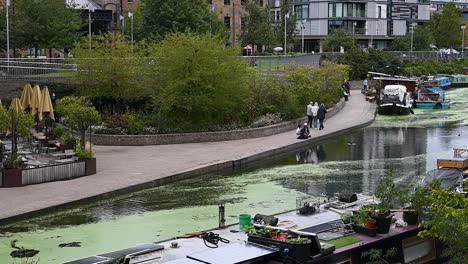 Close-look-at-the-boats-on-the-Regents-Canal,-London,-United-Kingdom