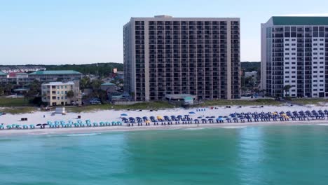 Vista-Aérea-De-Los-Complejos-Turísticos-Y-Hoteles-De-Playa-De-La-Costa-Del-Golfo-En-Primera-Línea-De-Playa-Cerca-Del-Parque-Estatal-Henderson-Beach-En-Destin-Florida-América