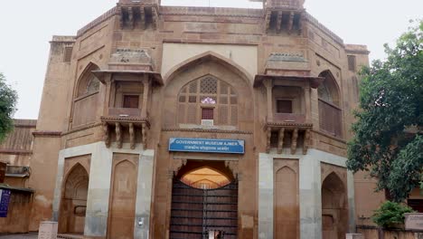 Ajmer-Government-Museum-–-Vintage-Architektur-Mit-Hellem-Himmel-Am-Tag.-Das-Video-Wurde-Am-19.-August-2023-Im-Ajmer-Government-Museum-In-Ajmer,-Rajasthan,-Indien,-Aufgenommen