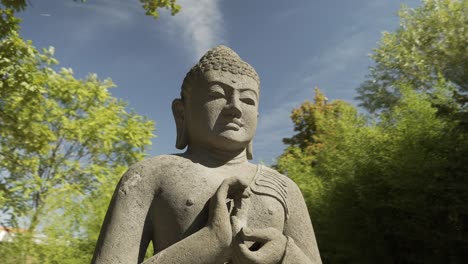 buddhist-figure-360°-walk-around,-warm-and-sunny-day