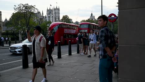 Menschen,-Die-Am-Bahnhof-Westminster-Und-Der-Abtei,-London,-Vereinigtes-Königreich,-Vorbeigehen