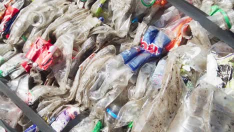 Zeitlupe,-Nahaufnahme-Eines-Ballens-Verdichteter-Plastikflaschen,-Die-Für-Das-Recycling-Vorbereitet-Werden