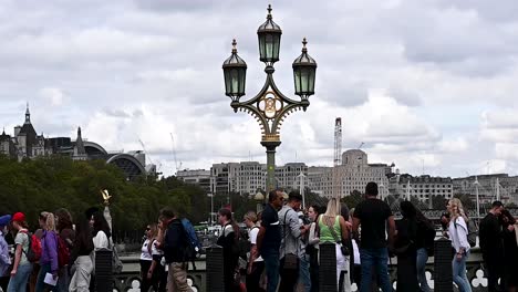 The-rush-over-Westminster-Bridge-towards-Big-Ben,-London,-United-Kingdom