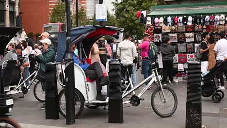 Tomando-Fotografías-Del-Big-Ben-Junto-A-Las-Bicicletas-Rickshaw,-Londres,-Reino-Unido