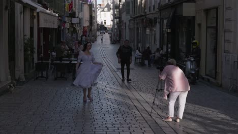 Sesión-De-Fotos-De-Una-Modelo-Femenina-Vestida-De-Princesa-En-Una-Calle-Peatonal-De-Pau,-Capital-De-Los-Pirineos-Atlánticos,-Departamento-Del-Suroeste-De-Francia.