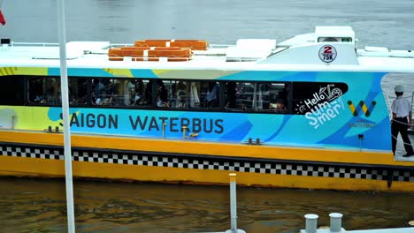 Einer-Einer-Flotte-Farbenfroher-Und-Effizienter-„Wasserbusse“-Verlässt-Den-Heimatbahnhof-Am-Saigon-Fluss-In-Ho-Chi-Minh-Stadt,-Vietnam