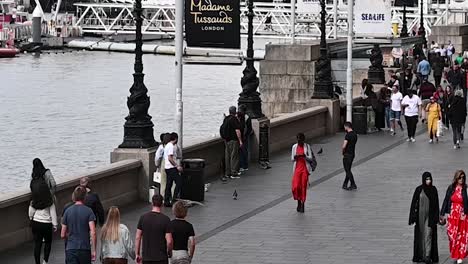 Caminando-Por-El-Río-Támesis,-Londres,-Reino-Unido.